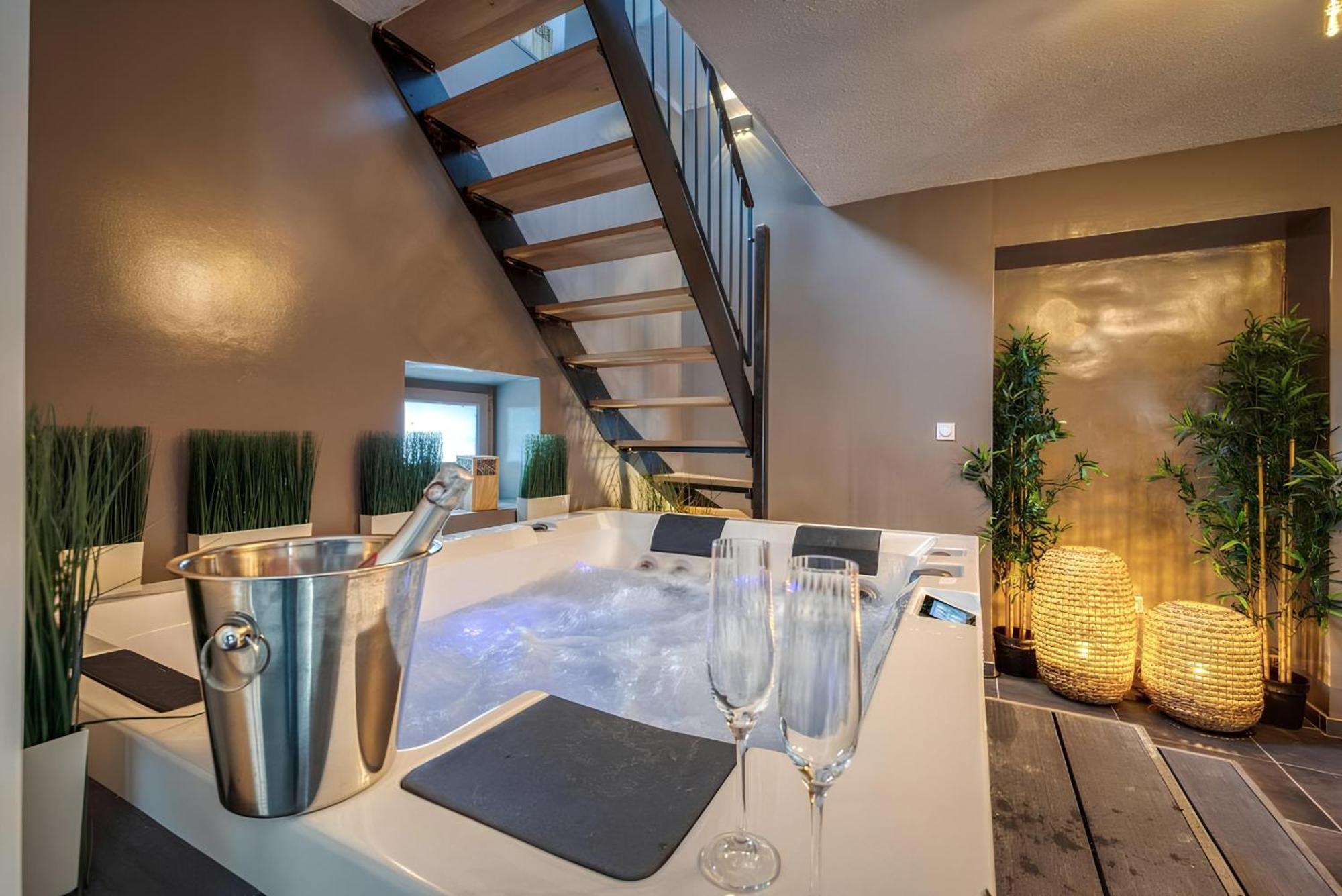 50 Nuances D'Amour - Jacuzzi / Massage / Cinema Moirans Extérieur photo
