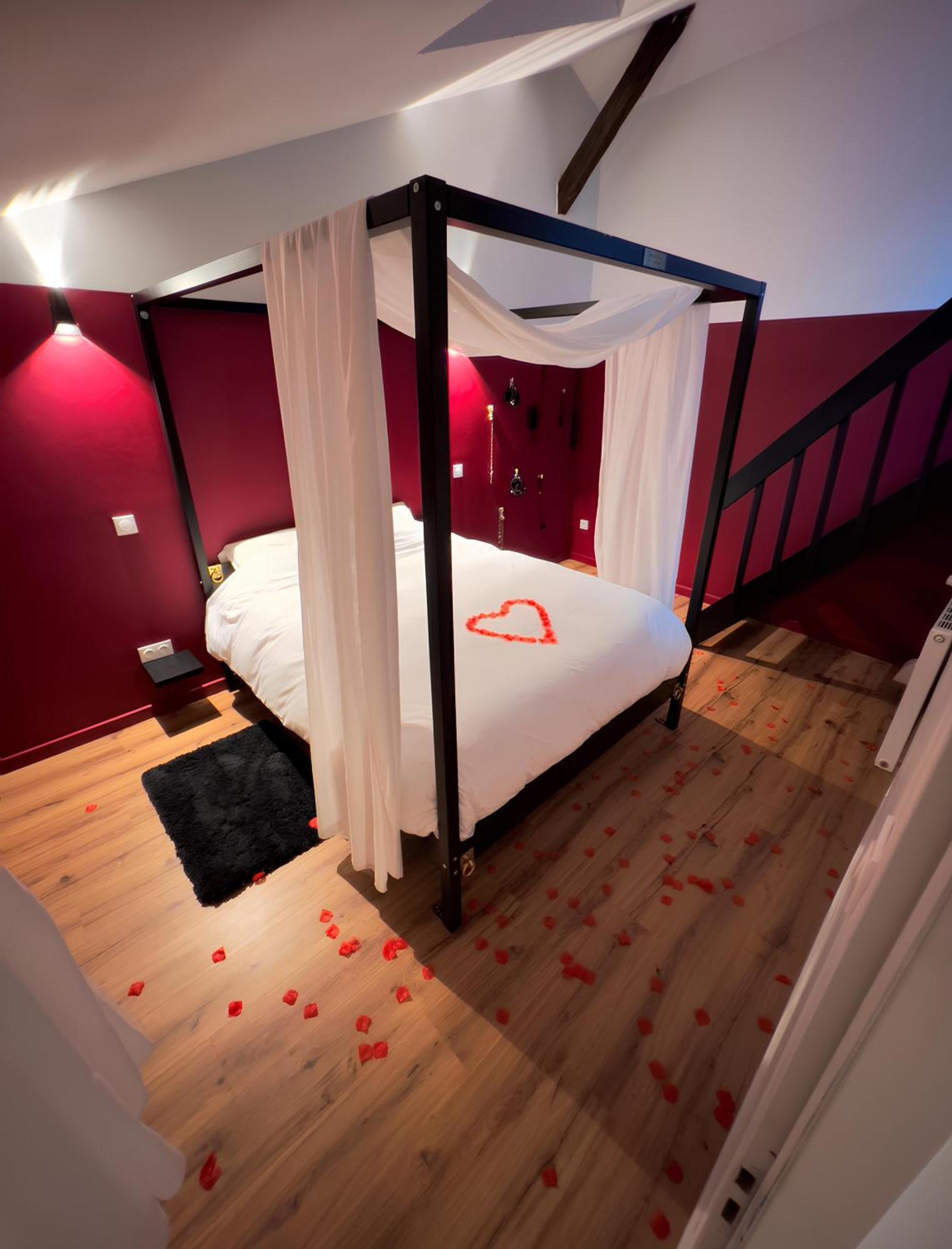 50 Nuances D'Amour - Jacuzzi / Massage / Cinema Moirans Extérieur photo