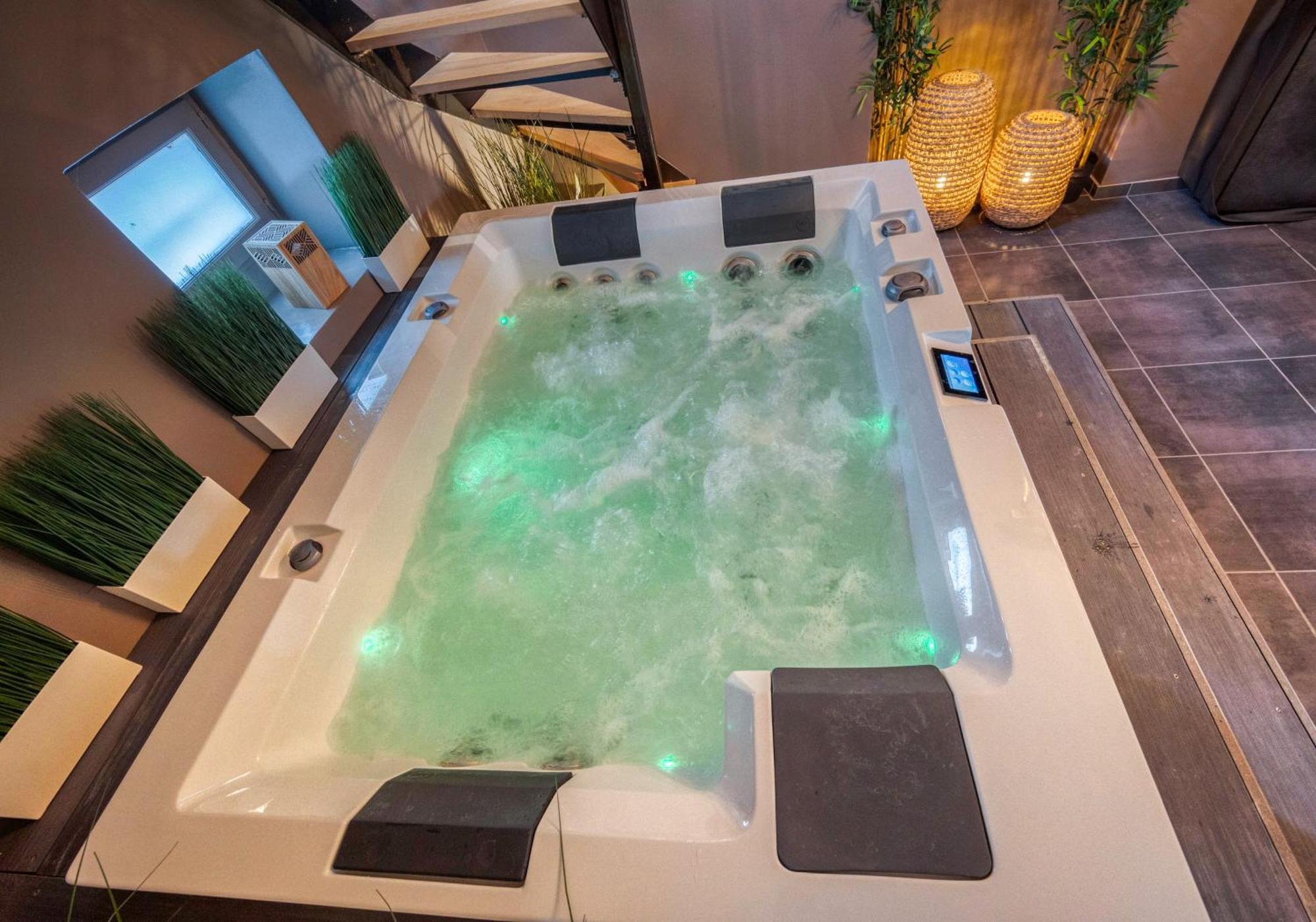 50 Nuances D'Amour - Jacuzzi / Massage / Cinema Moirans Extérieur photo